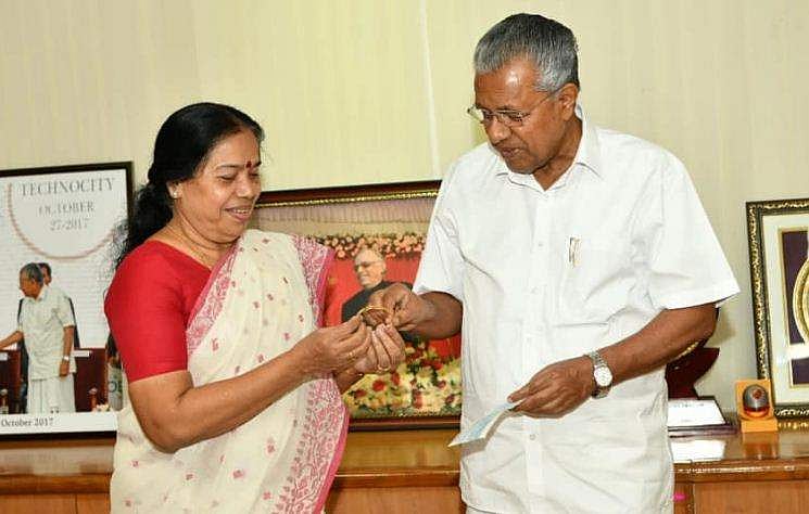 'ഗോള്‍ഡ് ചലഞ്ചു'മായി പി കെ ശ്രീമതി ; രണ്ടു വളകള്‍ ദുരിതാശ്വാസ നിധിയിലേക്ക് നല്‍കി