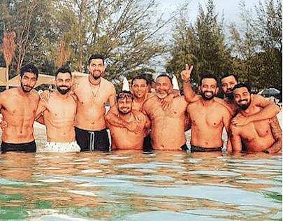 രോഹിത്തിന്റെ ആ നില്‍പ്പ് കുടവയര്‍ മറയ്ക്കാനല്ലേ? ഗ്രൂപ്പ് ഫോട്ടോയില്‍ രോഹിത്തിന് നേര്‍ക്ക് പരിഹാസം