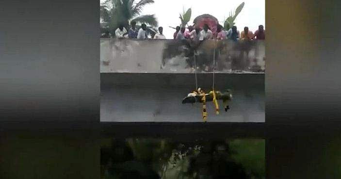 ദളിത് വൃദ്ധന്റെ മൃതദേഹം പാലത്തില്‍ നിന്ന് കെട്ടിയിറക്കി, സവര്‍ണര്‍ വഴി മുടക്കിയതോടെ