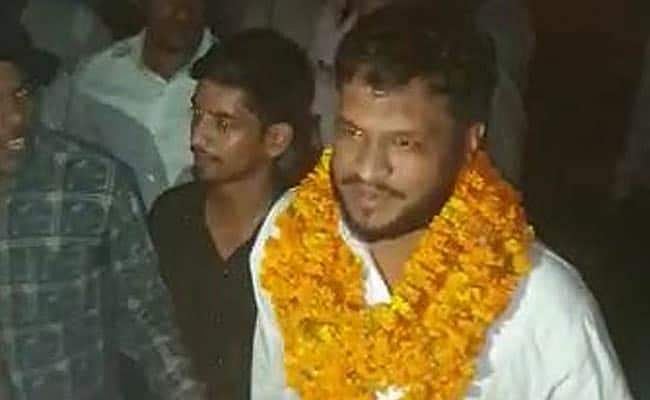 ബുലന്ദ്ഷഹറില്‍ പൊലീസുകാരനെ കൊലപ്പെടുത്തിയ പ്രതികള്‍ പുറത്തിറങ്ങി: ജയ് ശ്രീറാം വിളിയോടെ വന്‍ സ്വീകരണം
