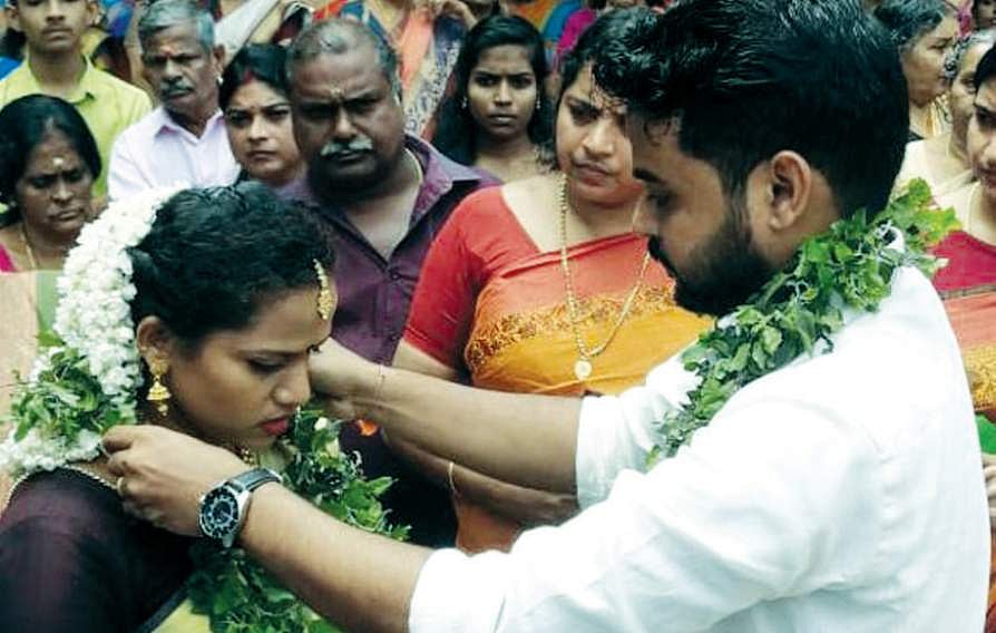 വീട് മുങ്ങി വിനീത് ക്യാമ്പില്‍ എത്തി, കാക്കി അണിഞ്ഞ് സൂര്യയും; ദുരിതാശ്വാസ ക്യാമ്പിലെ പ്രണയത്തിന് സാഫല്യം