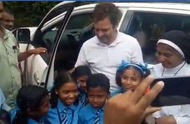 റോഡില്‍ പൂക്കളുമായി കുഞ്ഞുങ്ങള്‍; വാഹനം നിര്‍ത്തി നെഞ്ചോട് ചേര്‍ത്ത് രാഹുല്‍, ഹൃദ്യം; വീഡിയോ 