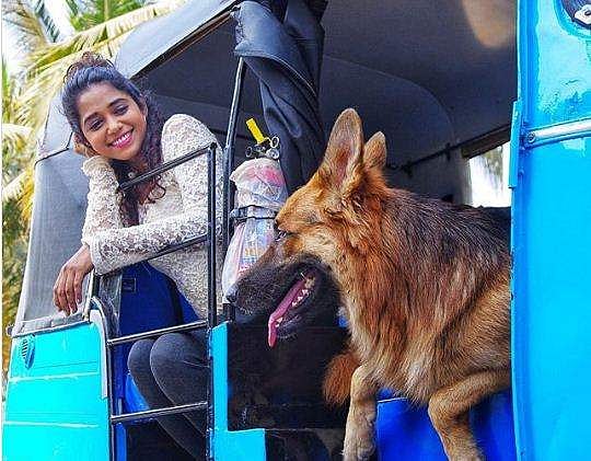 ആഡംബര യാത്ര മടുത്തു, യുവനടി കാര്‍ വിറ്റ് ഓട്ടോ വാങ്ങി ; ലൊക്കേഷനുകളിലേക്ക് 'സിംപിള്‍' യാത്ര