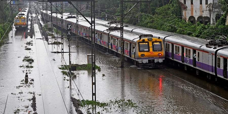 മുംബൈയില്‍ വീണ്ടും അതിതീവ്ര മഴയ്ക്ക് സാധ്യത; ജാഗ്രതാനിര്‍ദേശം, വിദ്യാഭ്യാസ സ്ഥാപനങ്ങള്‍ക്ക് അവധി (വീഡിയോ)