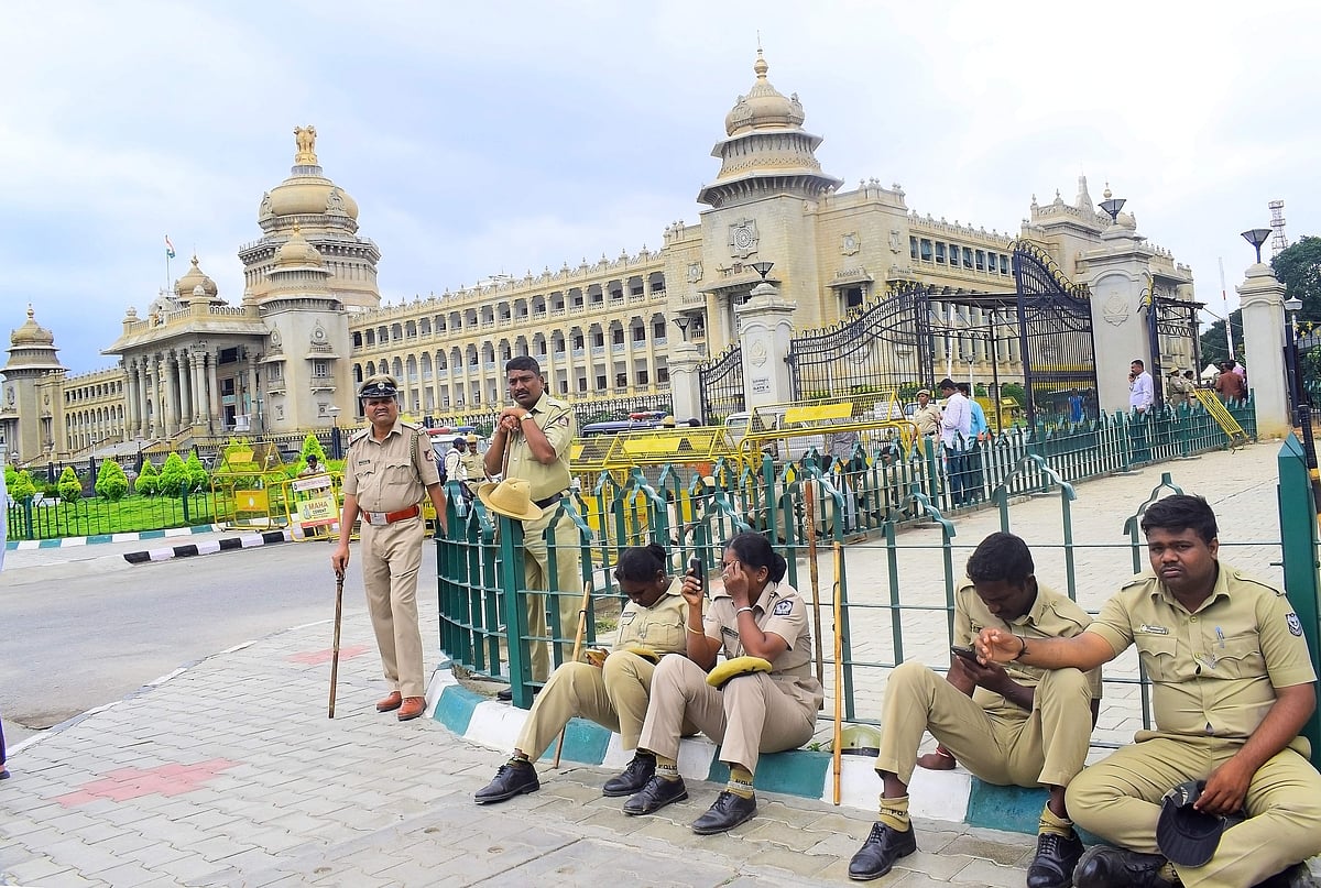 കര്‍ണാടകത്തിലെ പന്തയക്കുതിരകളും ജനാധിപത്യവും: നാടകീയ രാഷ്ട്രീയ നീക്കങ്ങളെക്കുറിച്ച്