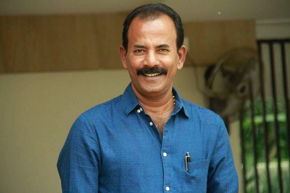 പിതാവിന്റെ അര്‍ബുദ ചികിത്സയ്ക്കായി പണം മുഴുവന്‍ ചെലവഴിച്ചു; ഫീസ് അടയ്ക്കാന്‍ നേരിട്ടെത്തി മേജര്‍ രവി, കൈതാങ് 