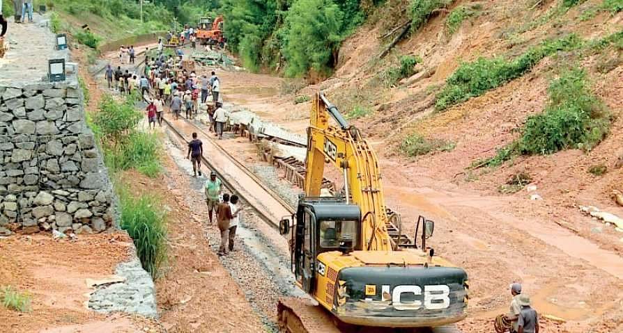 സമാന്തര പാളം നിര്‍മ്മിച്ച് തടസ്സം നീക്കി; കൊങ്കണ്‍ പാതയില്‍ ട്രെയിനുകള്‍ ഓടിത്തുടങ്ങി, ആദ്യ വണ്ടി മംഗളാ എക്‌സ്പ്രസ്