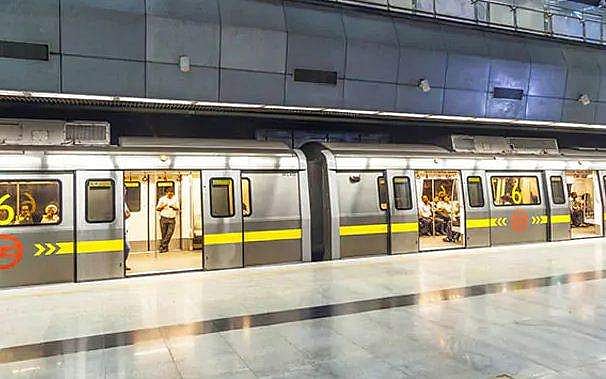 ‍‍‍‍ഓടിക്കൊണ്ടിരുന്ന മെട്രോ ട്രെയിനിന് മുന്നിലേക്ക് ചാടി; മധ്യ‌വയസ്‌കൻ മരിച്ചു 