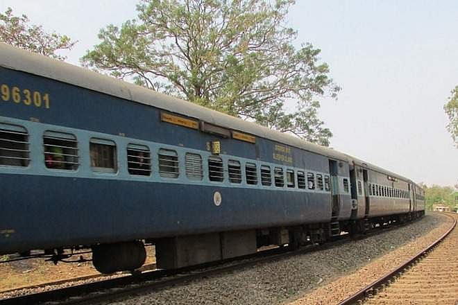 ട്രാക്കില്‍ മരം വീണു; ട്രെയിന്‍ ഗതാഗതം തടസ്സപ്പെട്ടു