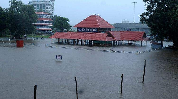 പെരിയാറില്‍ മുങ്ങിയ മധ്യവയസ്‌കന്‍ റോഡില്‍ പൊങ്ങി; നാട്ടുകാര്‍ കയ്യോടെ പിടികൂടി പൊലീസില്‍ ഏല്‍പ്പിച്ചു