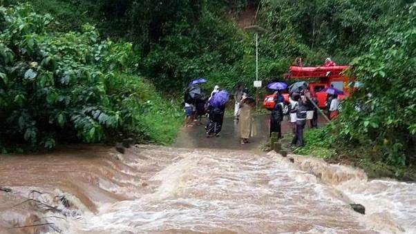ഉരുള്‍പ്പൊട്ടല്‍: നാടുകാണി ചുരത്തില്‍ കുടുങ്ങിയ അന്‍പതോളം പേരെ സാഹസികമായി രക്ഷപ്പെടുത്തി 