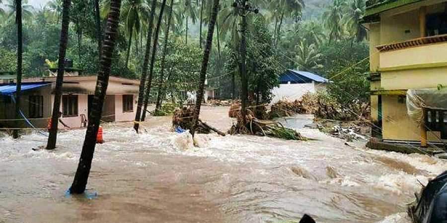 രക്ഷാപ്രവര്‍ത്തനത്തിനിടെ ഉരുള്‍പൊട്ടല്‍: താമരശേരിയില്‍ തഹസില്‍ദാറും സംഘവും രക്ഷപ്പെട്ടത് തലനാരിഴയ്ക്ക്
