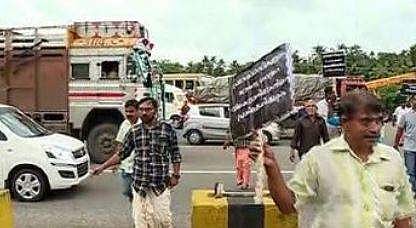 നാട്ടുകാരുടെ സൗജന്യയാത്ര നിഷേധിച്ചു: പാലിയേക്കര ടോള്‍ പ്ലാസയില്‍ നാട്ടുകാര്‍ വീണ്ടും സമരത്തില്‍ 