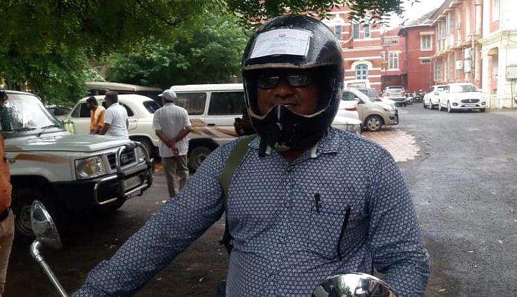 ഇനി ട്രാഫിക് പൊലീസിനെ ഭയക്കേണ്ട!; ലൈസന്‍സും ആര്‍സി ബുക്കും ഹെല്‍മെറ്റില്‍ ഒട്ടിച്ച് യുവാവ്; വൈറല്‍ 