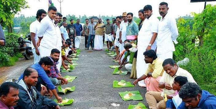 തകർന്ന റോഡിലിരുന്ന് ഓണസദ്യ; ഉത്രാടനാളിൽ പ്രതിഷേധം  