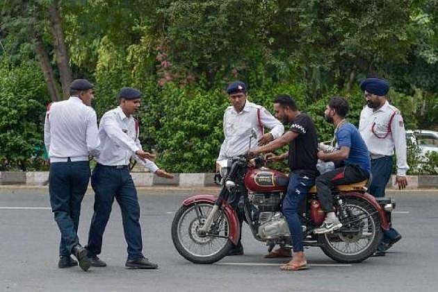 മോട്ടോര്‍ വാഹന നിയമ ലംഘനം; കനത്ത പിഴ നല്‍കേണ്ട; ഇളവുകള്‍ പ്രഖ്യാപിച്ച് ഗുജറാത്ത് സര്‍ക്കാര്‍