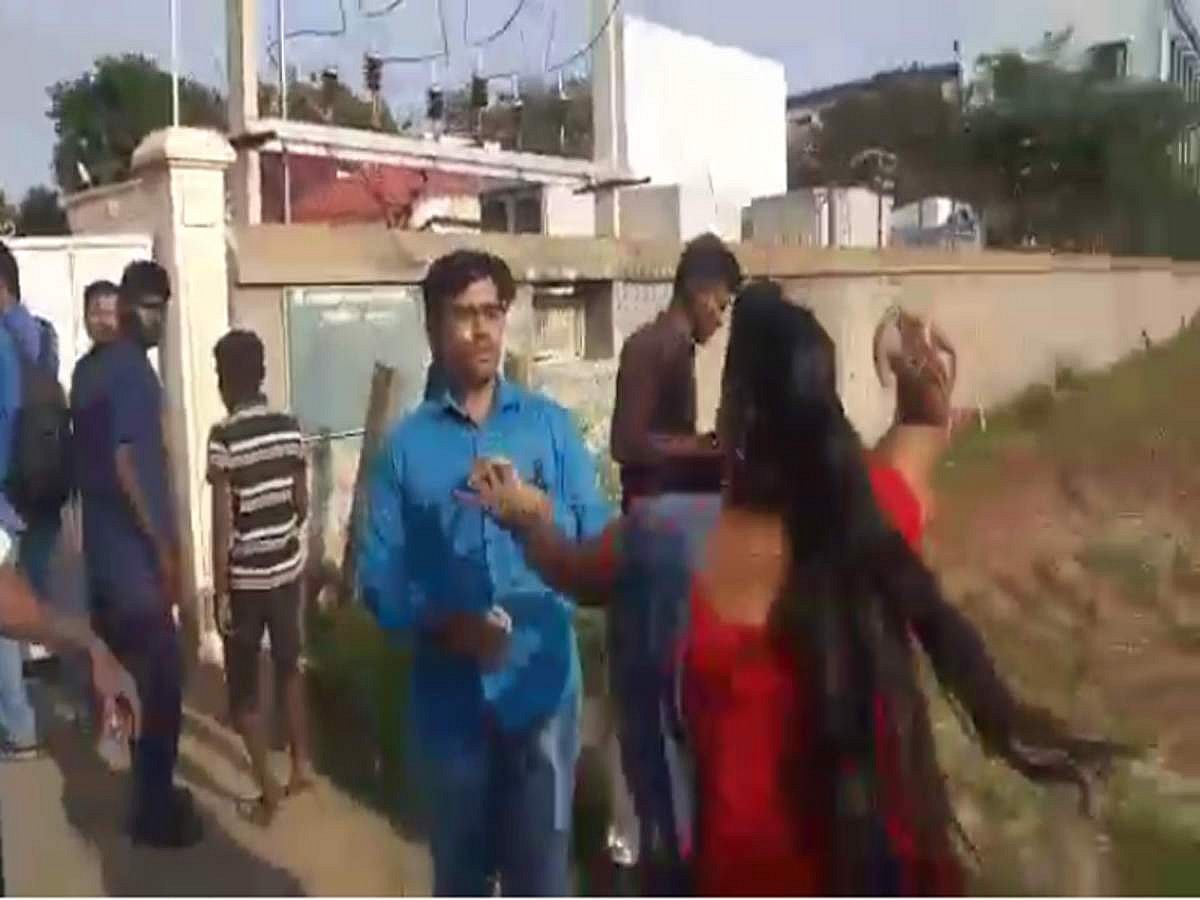 26 കാരന് മൂന്നാം വിവാഹത്തിന് ശ്രമിച്ചു; ഭാര്യമാര് ഒന്നിച്ചെത്തി, കൂട്ടത്തല്ല് (വീഡിയോ)