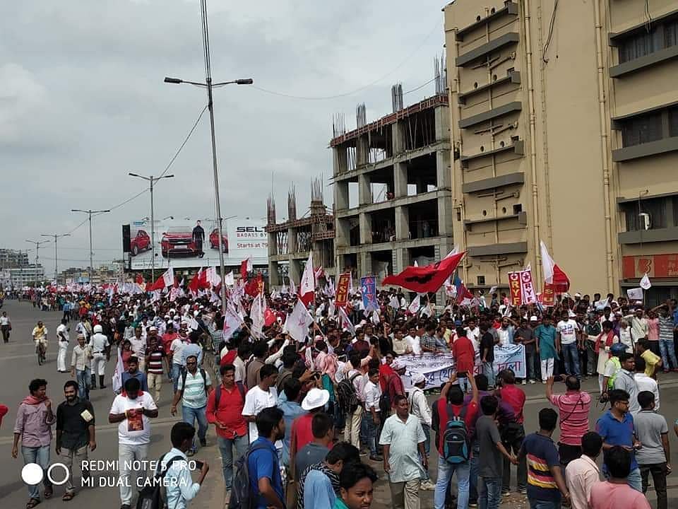 തൊഴിലില്ലായ്മ: മമതയ്ക്ക് എതിരെ ഇടത് സംഘടനകളുടെ നേതൃത്വത്തില്‍ ആയിരങ്ങളുടെ മാര്‍ച്ച്; ലാത്തിചാര്‍ജ് (വീഡിയോ)