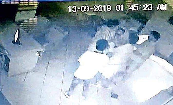 ഡിവൈഎഫ്ഐ നേതാവും സംഘവും പുലർച്ചെ ഒന്നരയോടെ മദ്യത്തിനായി എത്തി, നൽകാനാവില്ലെന്ന് പറഞ്ഞു; ഹോട്ടല്‍ റിസപ്ഷനിസ്റ്റിനെ മർദിച്ച് പണം കവർന്നതായി പരാതി