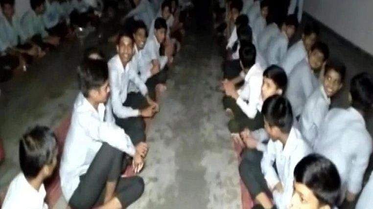 അണക്കെട്ട് തുറന്നപ്പോള്‍ റോഡ് മുങ്ങി; 350 വിദ്യാര്‍ത്ഥികളും അധ്യാപകരും കുടുങ്ങിക്കിടക്കുന്നു
