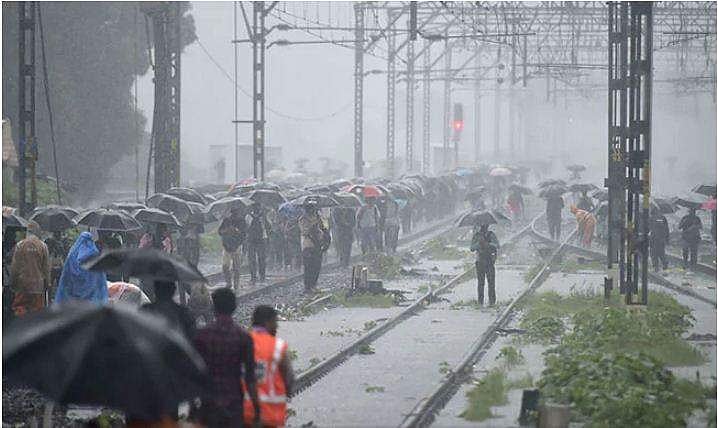 അതിതീവ്ര മഴയ്ക്ക് സാധ്യതയെന്ന് മുന്നറിയിപ്പ് ; മുംബൈയില്‍ വിദ്യാലയങ്ങള്‍ക്ക് ഇന്ന് അവധി