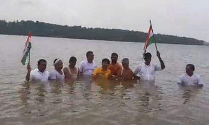 സിദ്ദിഖ് മുങ്ങാംകുഴിയിട്ട് മണലുമായി പൊങ്ങി, പിന്നാലെ പ്രവര്‍ത്തകരും, ആവേശം; കോണ്‍ഗ്രസിന്റെ വേറിട്ട സമരം (വീഡിയോ)