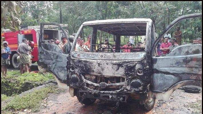 കോതമം​ഗലത്ത് സ്കൂൾ വാനിന് തീ പിടിച്ചു; പത്തോളം കുട്ടികളെ രക്ഷപ്പെടുത്തി