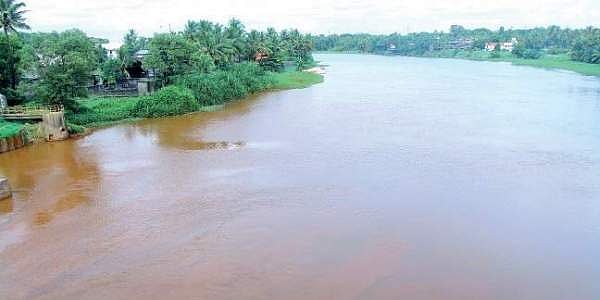 പ്രളയം ബാധിച്ച പെരിയാറിന്റെ തീരത്ത് ഭൂമിക്കടിയില്‍ നിന്ന് അസാധാരണ ശബ്ദം; ആശങ്ക, വിശദ പരിശോധന