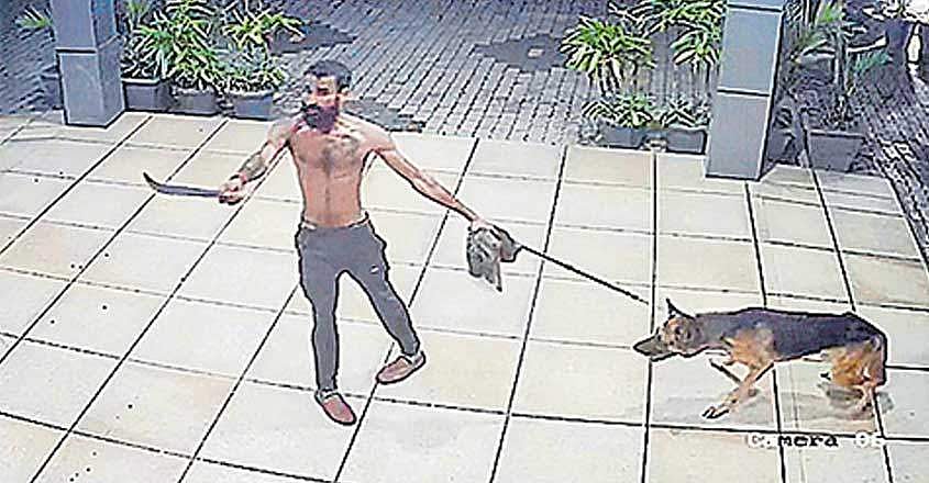 ബാറില്‍ നിന്ന് കുടിച്ച് പൂസായി; ബില്‍ തുക നല്‍കാനില്ലാത്തതിനാല്‍ മൊബൈല്‍ പിടിച്ചുവെച്ചു; മണിക്കൂറിനുള്ളില്‍ ജര്‍മ്മന്‍ ഷെപ്പേര്‍ഡുമായി തിരിച്ചെത്തി; ബാര്‍ അടിച്ചുതകര്‍ത്തു; 'നായാട്ട്'