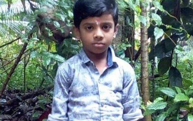 സ്‌കൂള്‍ ബസില്‍ നിന്ന് ഇറങ്ങിയ ഏഴു വയസുകാരന്‍ അതേ ബസ് ഇടിച്ചു മരിച്ചു; കുട്ടി റോഡ് മുറിച്ചു കടക്കുന്നത് കണ്ടില്ലെന്ന് ഡ്രൈവര്‍
