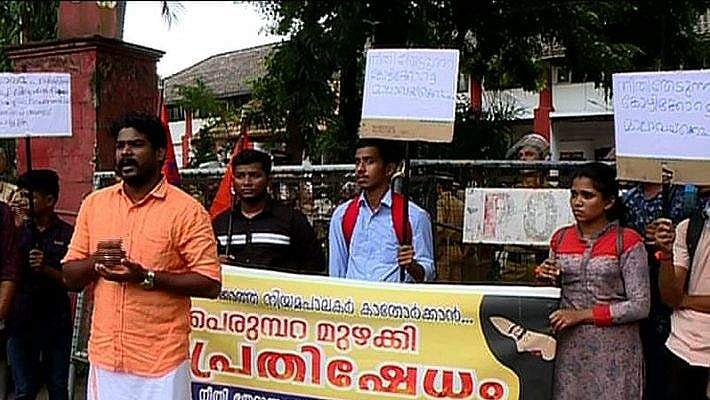 പാര്ക്കില് വെച്ച് പെണ്കുട്ടിയ പീഡിപ്പിച്ച സംഭവം; മതപരിവര്ത്തന ശ്രമമെന്ന് പരാതി, പ്രതിഷേധവുമായി ബിജെപി