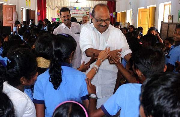 അധികാരത്തിലുള്ളവരും പലവട്ടം മല്സരിച്ചവരും യുവാക്കള്ക്കായി വഴിമാറണം ; നേതാക്കള്ക്കെതിരെ കൊച്ചിയില് പോസ്റ്ററുകള്