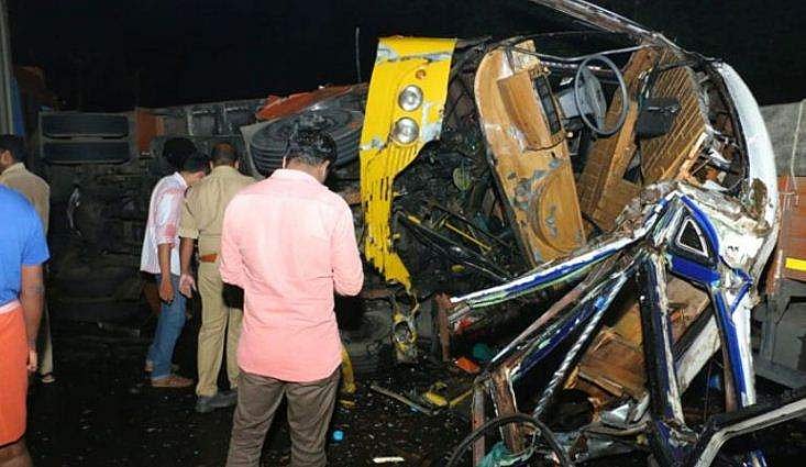 ആലപ്പുഴയില്‍  മൂന്ന് വാഹനങ്ങള്‍ കൂട്ടിയിടിച്ച് അപകടം; രണ്ടു പേര്‍ മരിച്ചു