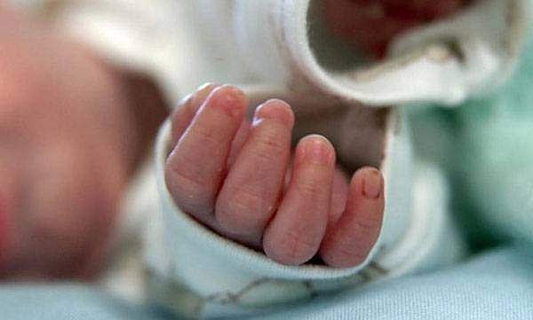 നവജാത ശിശുവിനെ അമ്മ വഴിയരികില്‍ ഉപേക്ഷിച്ചു, നാട്ടുകാരും പൊലീസും ചേര്‍ന്ന് തെരഞ്ഞ് കണ്ടെത്തി