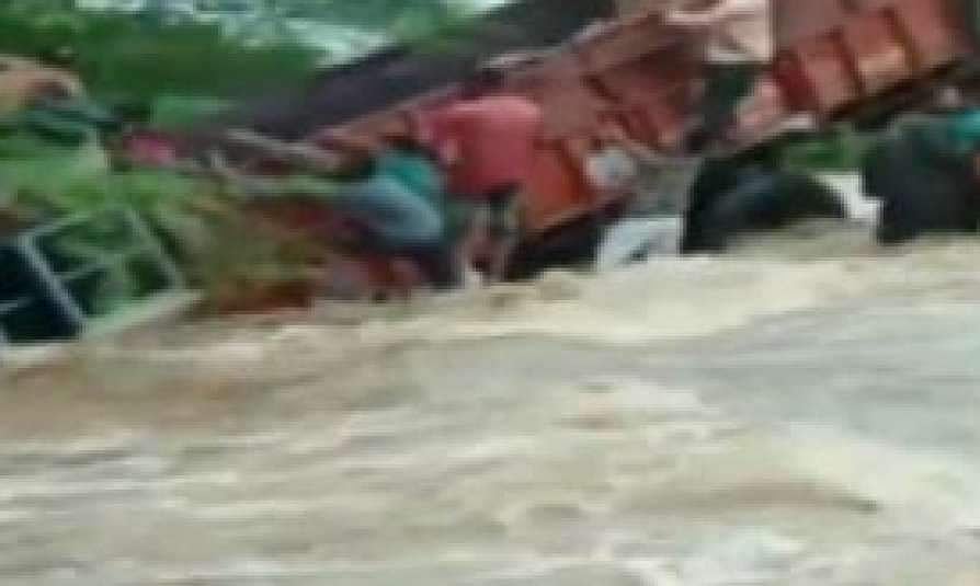 നിറഞ്ഞൊഴുകുന്ന നദി; നിയന്ത്രണം വിട്ട ലോറി മറിഞ്ഞു; 12 വിദ്യാര്‍ഥിനികളെ അതിസാഹസികമായി രക്ഷിച്ചു; വീഡിയോ