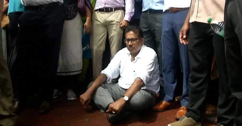 മുത്തൂറ്റില്‍ 'സമരത്തിന് എതിരെ സമരം'; ഓഫീസിന് മുന്നില്‍ എംഡിയുടെ കുത്തിയിരിപ്പ്