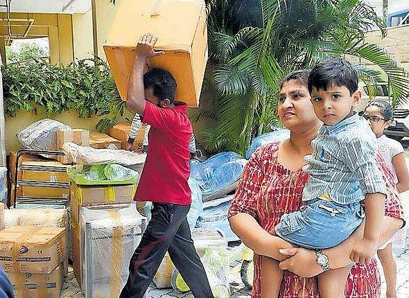 താമസക്കാര്‍ പോയിത്തുടങ്ങി; ഒക്ടോബര്‍ മൂന്നിനകം മരട് ഫ്‌ലാറ്റ് ഒഴിയും
