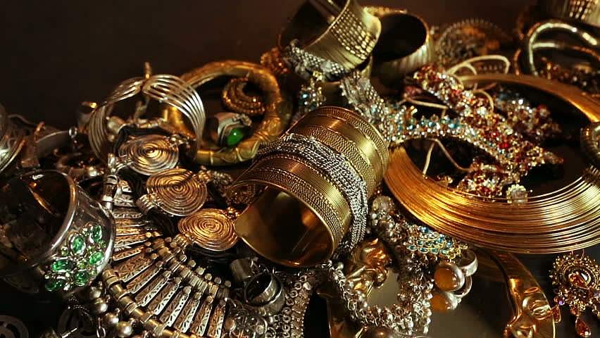വീട് വെക്കാന്‍ കുഴിയെടുത്തു: 25 ലക്ഷത്തിന്റെ സ്വര്‍ണ്ണവും വെള്ളി ആഭരണങ്ങളും, കണ്ണ് തള്ളി സ്ഥലമുടമ