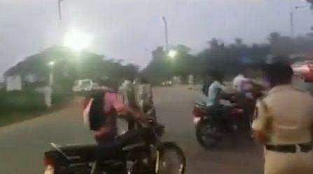 ഹെല്‍മറ്റ് ധരിക്കാതെ വാഹനം ഓടിച്ചാലല്ലേ പിഴ നല്‍കേണ്ടതുള്ളൂ ?;  വ്യത്യസ്തമായൊരു പ്രതിഷേധം, വീഡിയോ വൈറല്‍