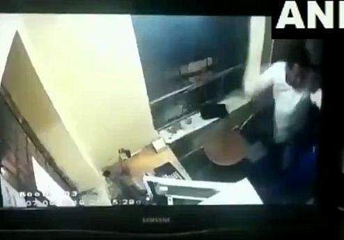 ടോള്‍ പ്ലാസ ജീവനക്കാരനെ കാബിനില്‍ കയറി രണ്ടുപേര്‍ ചേര്‍ന്ന് അതിക്രൂരമായി മര്‍ദിച്ചു (വീഡിയോ) 