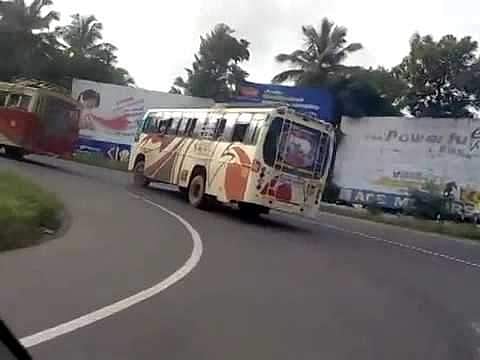മാതാപിതാക്കള്‍ പ്രാഥമികാവശ്യത്തിനായി ഇറങ്ങി; 13 കാരിയെ ബസില്‍ നിന്ന് ഇറക്കിവിട്ടു, ക്രൂരത
