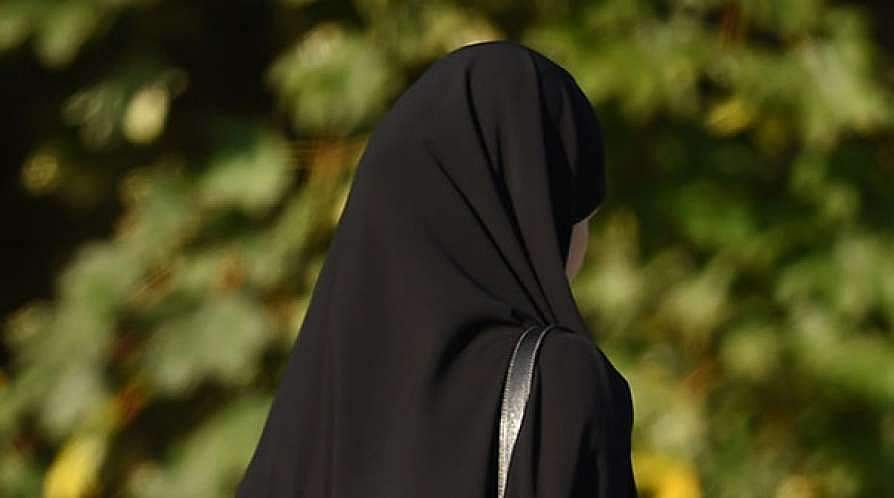 പ്രവാസി വാട്ട്സ്ആപ്പ് വഴി ഭാര്യയെ മൊഴി ചൊല്ലി; കാസര്കോട് സ്വദേശിക്കെതിരേ കേസ്