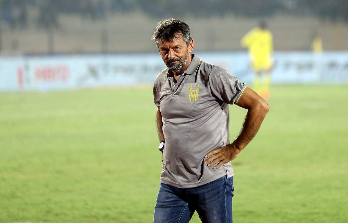 'പണി' കൊടുത്തത് ബ്ലാസ്റ്റേഴ്സ്; കോച്ചിന് 'പണി' പോയി