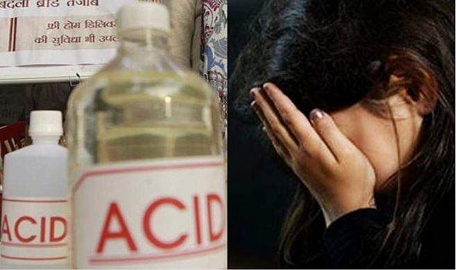 മല്‍പിടിത്തതിനിടെ ബാഗ് റോഡിലേക്ക് വലിച്ചെറിഞ്ഞു; കുപ്പി പൊട്ടി ആഡിഡ് മുഖത്ത്, പ്രായപൂര്‍ത്തിയാവാത്ത പെണ്‍കുട്ടിക്ക് ഗുരുതര പരിക്ക്
