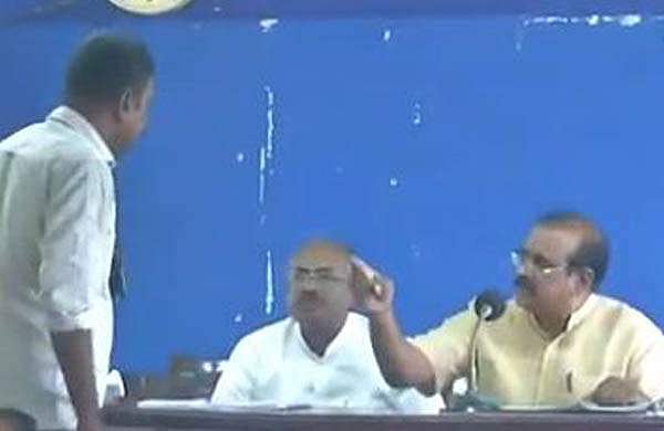 മാധ്യമപ്രവര്ത്തകനാണോ? മദ്യപിച്ചിട്ടുണ്ടോ? ; ടിപി സെന്കുമാറിന്റെ വാര്ത്താസമ്മേളനത്തില് ബഹളം, തര്ക്കം