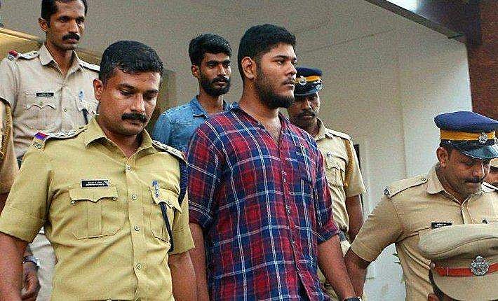 സിപിഎമ്മിന് വോട്ട് പിടിക്കാനും പോസ്റ്റര് ഒട്ടിക്കാനും തെണ്ടി നടന്നവര് ; എവിടെയാണ് ബോംബ് വെച്ചതെന്ന് മുഖ്യമന്ത്രി തെളിവ് കൊണ്ടുവരട്ടെ : അലനും താഹയും