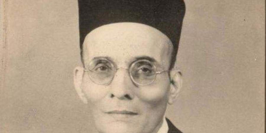 സര്‍ക്കാര്‍ സ്‌കൂളില്‍ സവര്‍ക്കറുടെ ചിത്രമുള്ള നോട്ടുബുക്കുകള്‍വിതരണം ചെയ്തു; പ്രിന്‍സിപ്പലിന് സസ്‌പെന്‍ഷന്‍