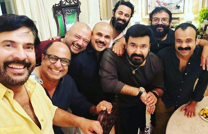സെല്‍ഫിയെടുത്ത് മമ്മൂട്ടി, കൂള്‍ ലുക്കില്‍ മോഹന്‍ലാല്‍, മൊട്ടയായി ജയറാം; വൈറലായി മള്‍ട്ടി സ്റ്റാര്‍ ചിത്രം