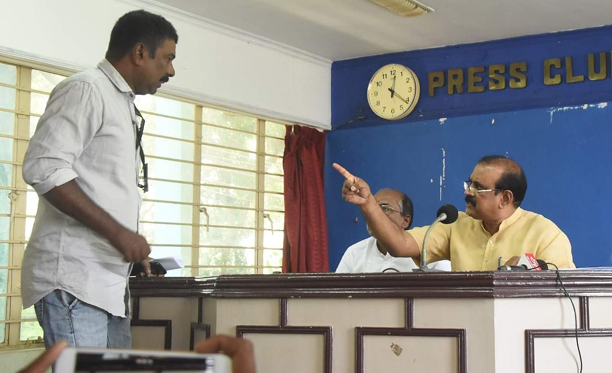 'സ്വപ്നലോകത്ത് നിന്ന് താഴേക്ക് ഇറങ്ങിവരേണ്ട കാലം അതിക്രമിച്ചു'; സെന്കുമാറിനെതിരെ കേസെടുക്കണമെന്ന് പത്രപ്രവര്ത്തക യൂണിയന്