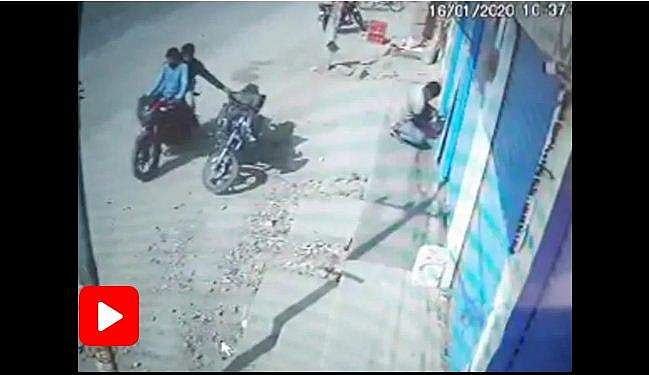300 ഗ്രാം സ്വര്‍ണം, 13 കിലോ വെള്ളി; രണ്ട് ലക്ഷം രൂപ; ഉടമ കട തുറക്കുന്നതിനിടെ മോഷ്ടാക്കള്‍ ബാഗ് അടിച്ചുമാറ്റി; സിസി ടിവി ദൃശ്യങ്ങള്‍ പുറത്ത്